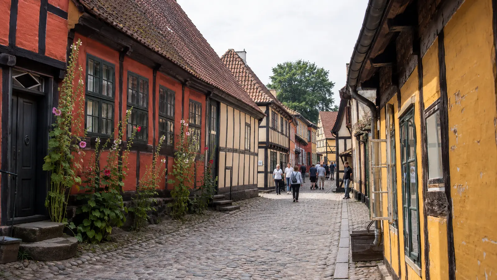 ถนนหินกรวดและบ้านโครงไม้สีแดงเหลืองภายในพิพิธภัณฑ์เมืองเก่า Den Gamle By ออร์ฮูส