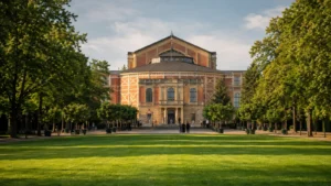 โรงละคร Bayreuth Festspielhaus บนเนินเขาสีเขียว เมืองไบรอยท์ เยอรมนี