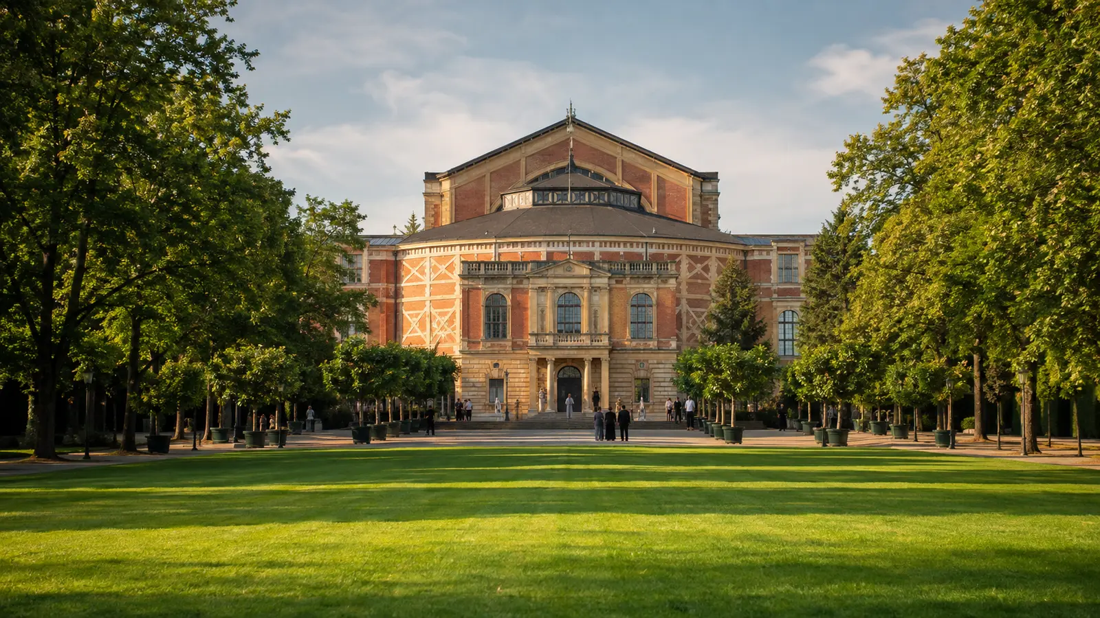 โรงละคร Bayreuth Festspielhaus บนเนินเขาสีเขียว เมืองไบรอยท์ เยอรมนี