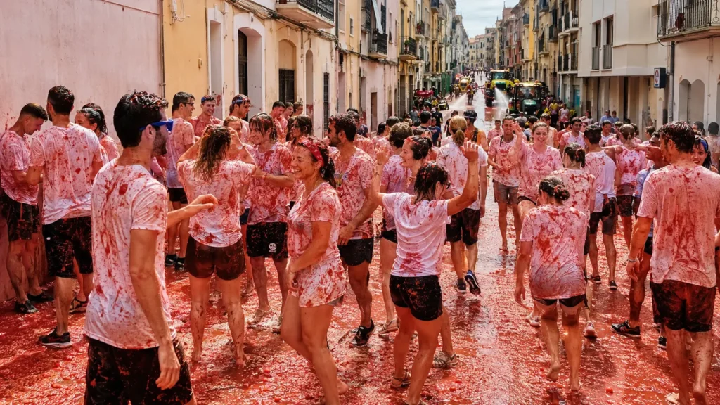 บรรยากาศผู้ร่วมงาน La Tomatina บนถนนเมืองบูโญลหลังจบกิจกรรม