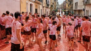 บรรยากาศผู้ร่วมงาน La Tomatina บนถนนเมืองบูโญลหลังจบกิจกรรม