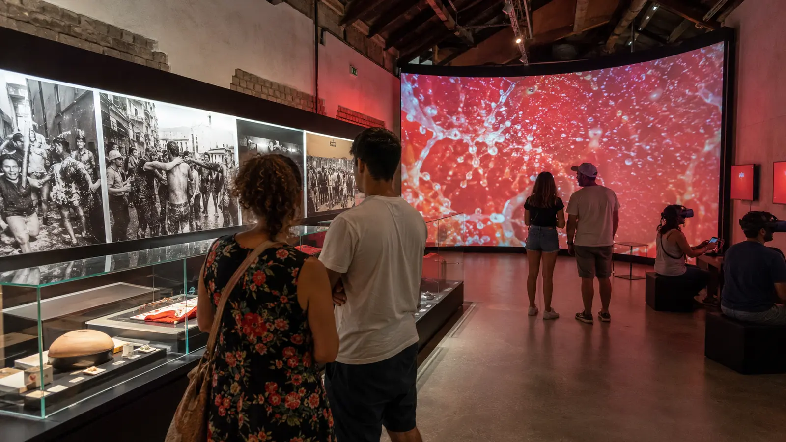 นิทรรศการภาพและสื่อดิจิทัลภายใน Museo de La Tomatina เมืองบูโญล