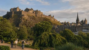 ปราสาทเอดินบะระตั้งอยู่เหนือ Castle Rock มองจากสวน Princes Street Gardens ในฤดูร้อน