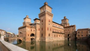 ปราสาท Castello Estense และคูน้ำใจกลางเมืองเฟอร์รารา ประเทศอิตาลี