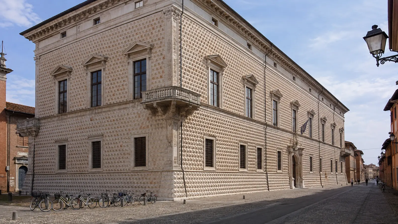 ผนังหินทรงเพชรของ Palazzo dei Diamanti เมืองเฟอร์รารา