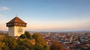 หอนาฬิกา Uhrturm บนเนิน Schlossberg มองเห็นหลังคาเมืองเก่ากราซ ประเทศออสเตรีย