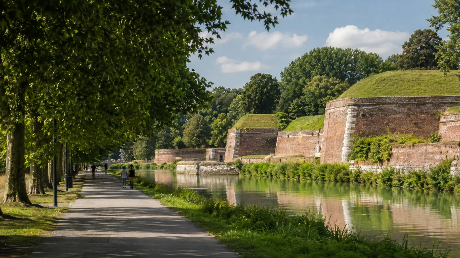 ทางเดินริมคลองและกำแพงป้อม Vauban ใน Parc de la Citadelle เมืองลีลล์