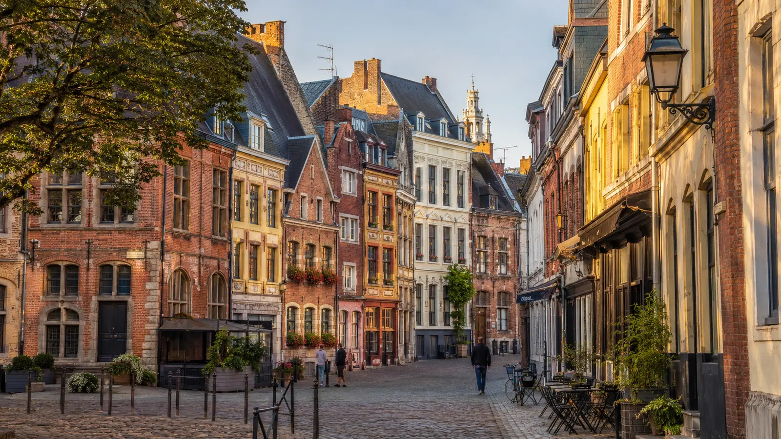 ถนนหินและอาคารเฟลมิชสีสันสดใสในย่าน Vieux-Lille เมืองลีลล์