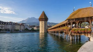 สะพานไม้ Chapel Bridge และหอคอย Water Tower เหนือแม่น้ำ Reuss ในเมืองลูเซิร์น