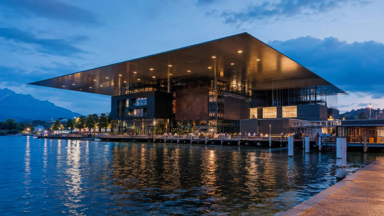 อาคาร KKL Luzern ริมทะเลสาบลูเซิร์นในช่วงหัวค่ำ