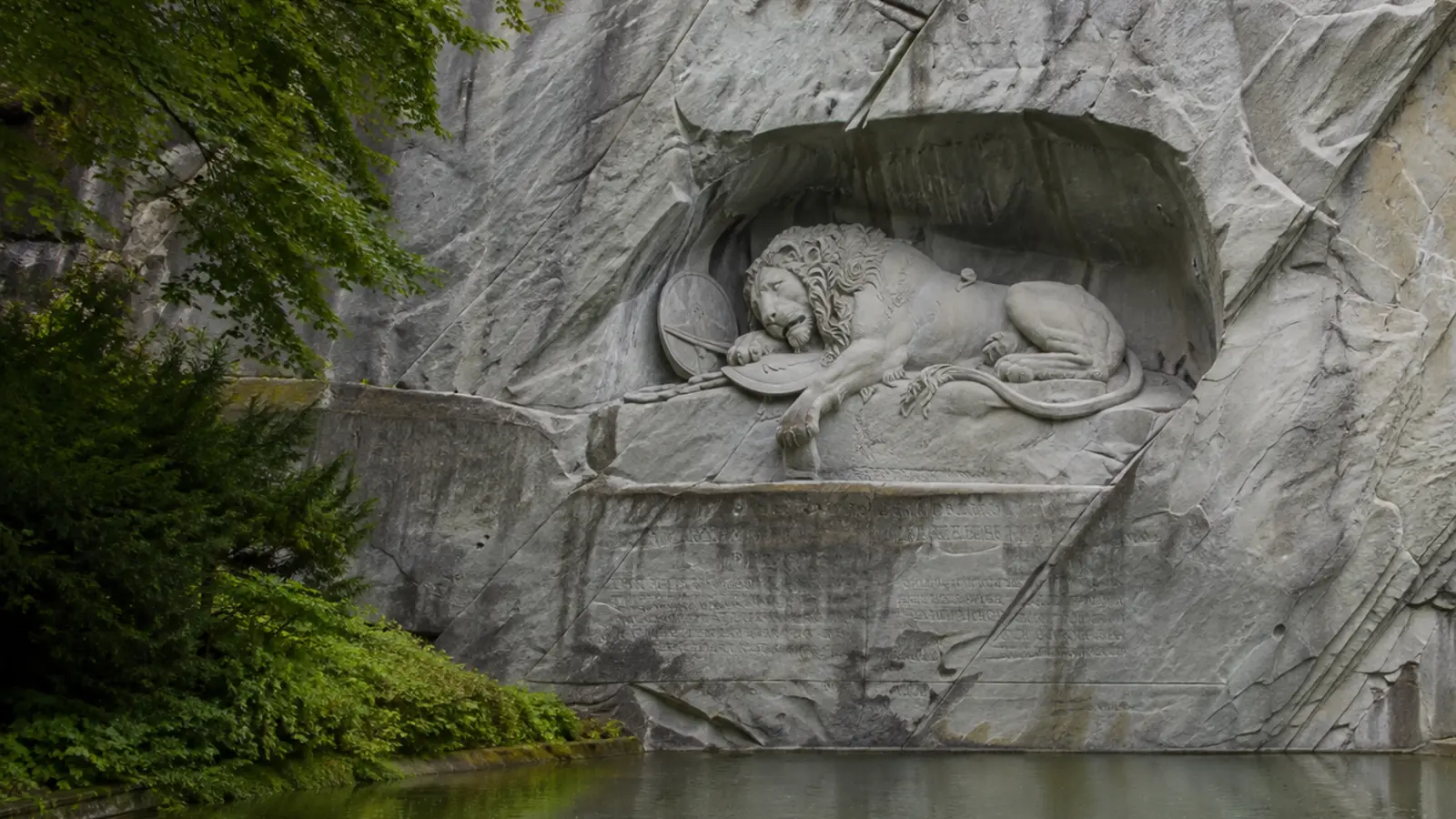 อนุสาวรีย์สิงโต Lion Monument แกะสลักบนหน้าผาหินในเมืองลูเซิร์น