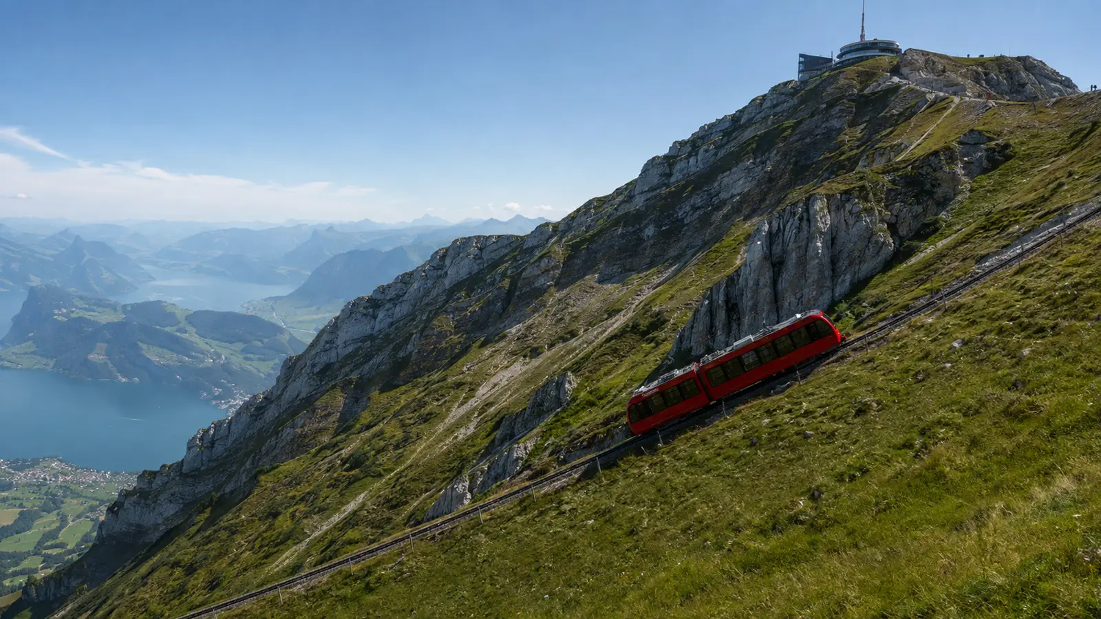 รถไฟล้อเฟืองสีแดงกำลังไต่ทางลาดสู่ยอดเขา Mount Pilatus ใกล้ลูเซิร์น