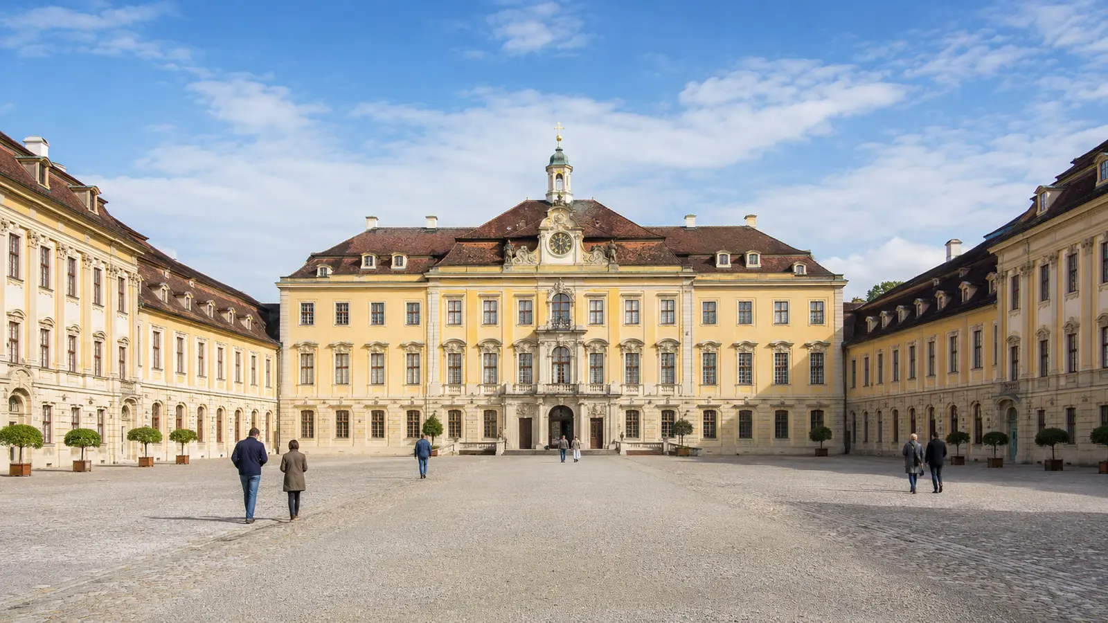 ลานพระราชวัง Ludwigsburg Residential Palace สถาปัตยกรรมบาโรกสีเหลืองอ่อน