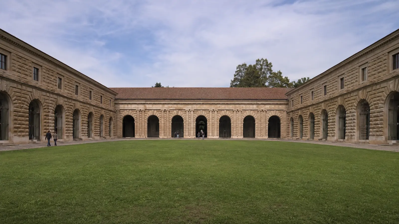 ลานหญ้าและสถาปัตยกรรมแมนเนอริสต์ภายใน Palazzo Te เมืองมันโตวา