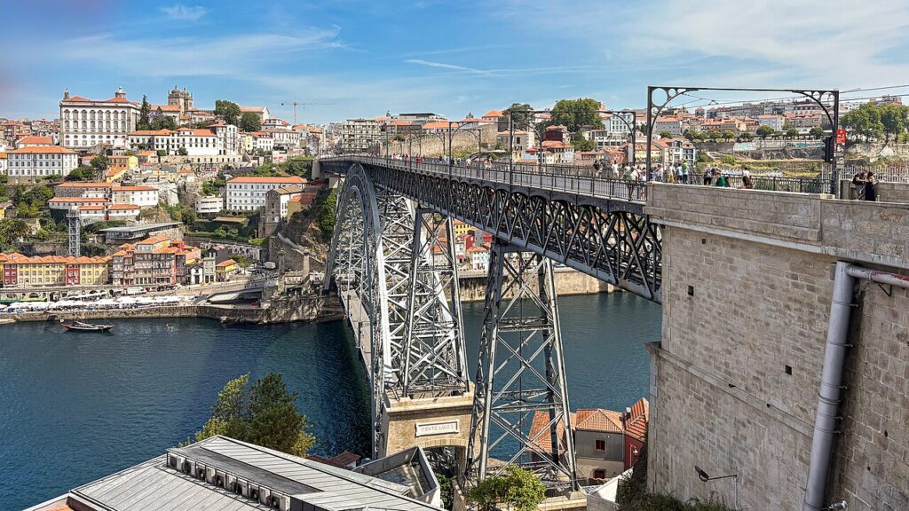 ปอร์โต ประเทศโปรตุเกส ย่าน Ribeira และสะพาน Dom Luís I เหนือแม่น้ำ Douro