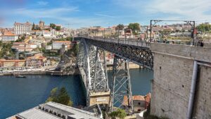 ปอร์โต ประเทศโปรตุเกส ย่าน Ribeira และสะพาน Dom Luís I เหนือแม่น้ำ Douro