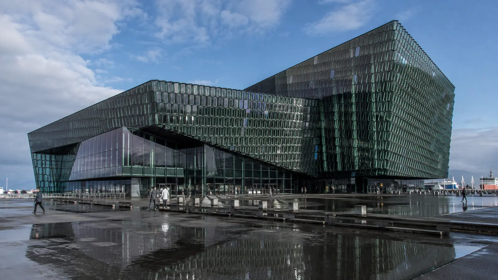 อาคารกระจกทรงเรขาคณิตของ Harpa Concert Hall ริมท่าเรือเรคยาวิก