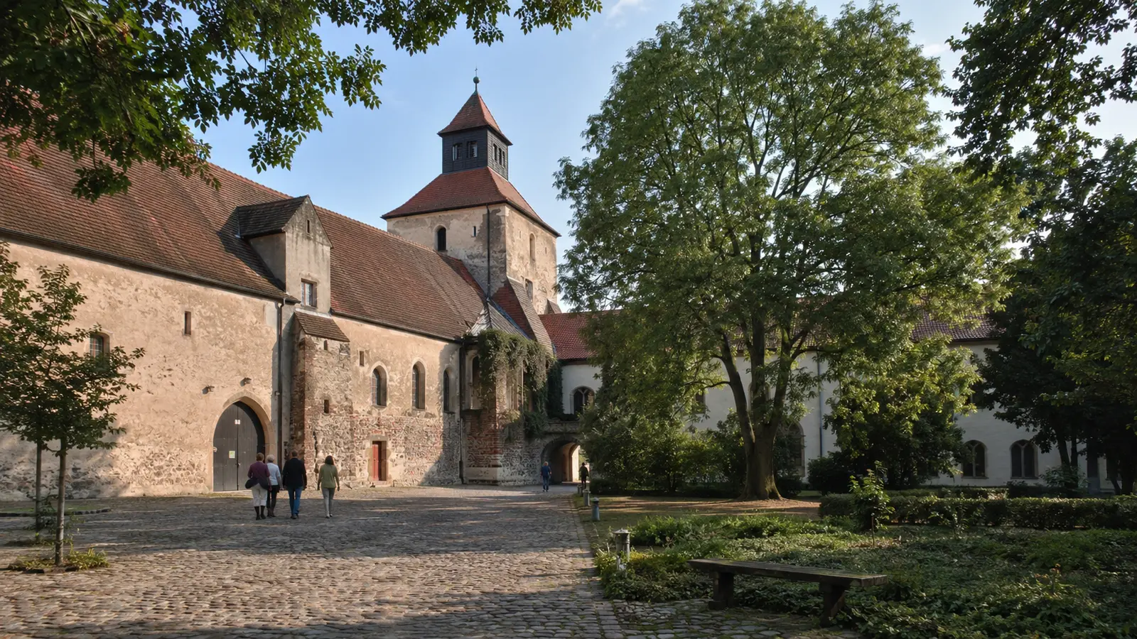 ลานอารามเก่า Kloster Riesa ท่ามกลางต้นไม้ในเมืองรีซา