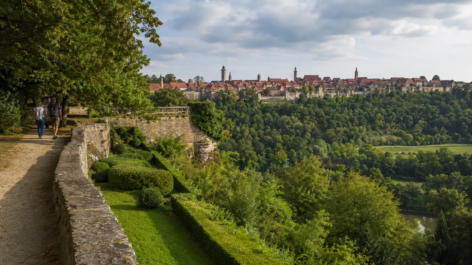 สวน Castle Garden และทิวทัศน์หุบเขา Tauber ในโรเทนบวร์ก