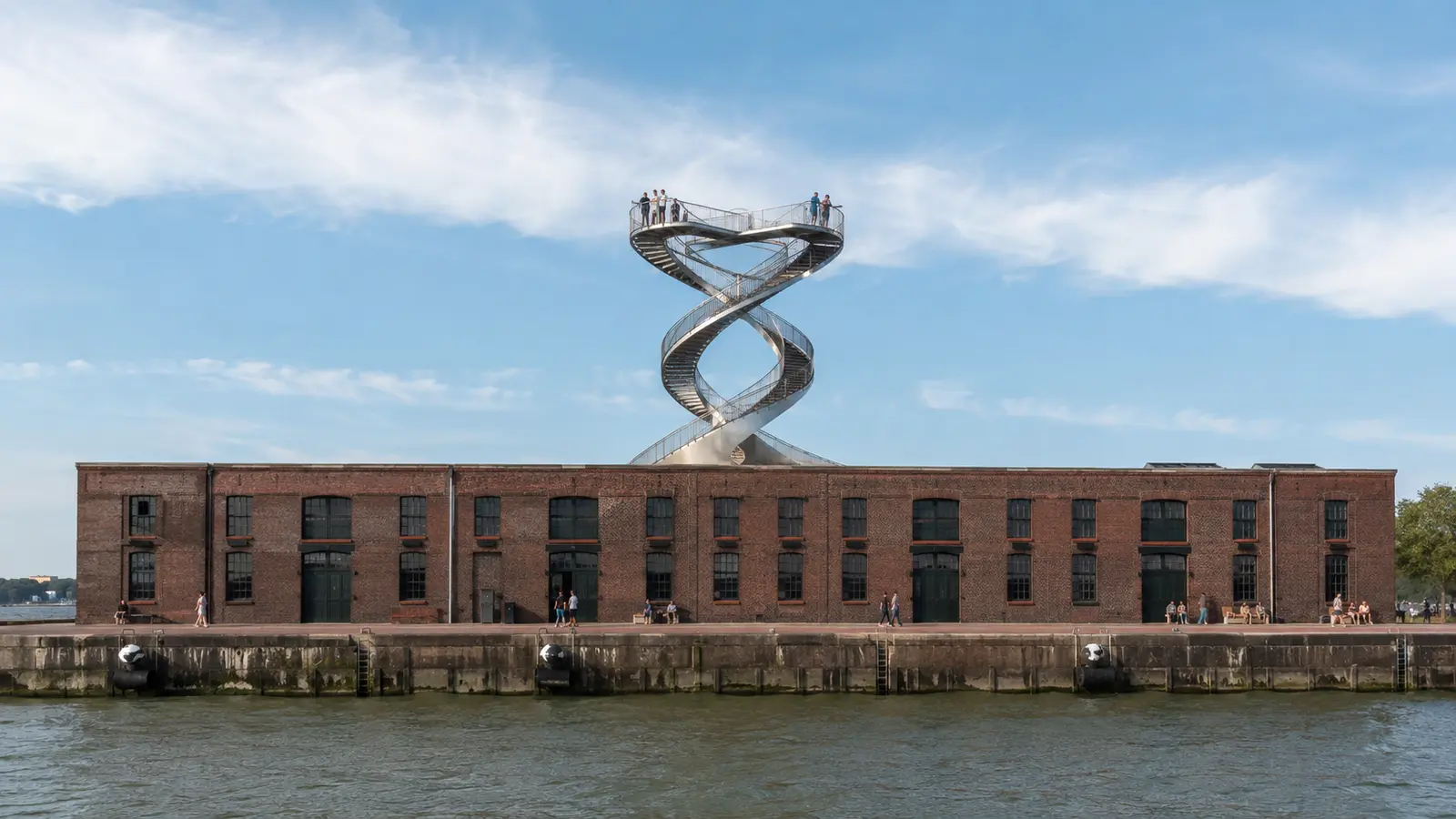 อาคารคลังอิฐ Fenix Museum และบันไดเกลียวคู่ Tornado ในย่าน Katendrecht รอตเตอร์ดัม
