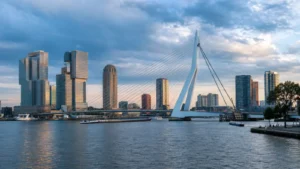สะพาน Erasmus Bridge เหนือแม่น้ำ Nieuwe Maas และเส้นขอบฟ้า Wilhelminapier เมืองรอตเตอร์ดัม