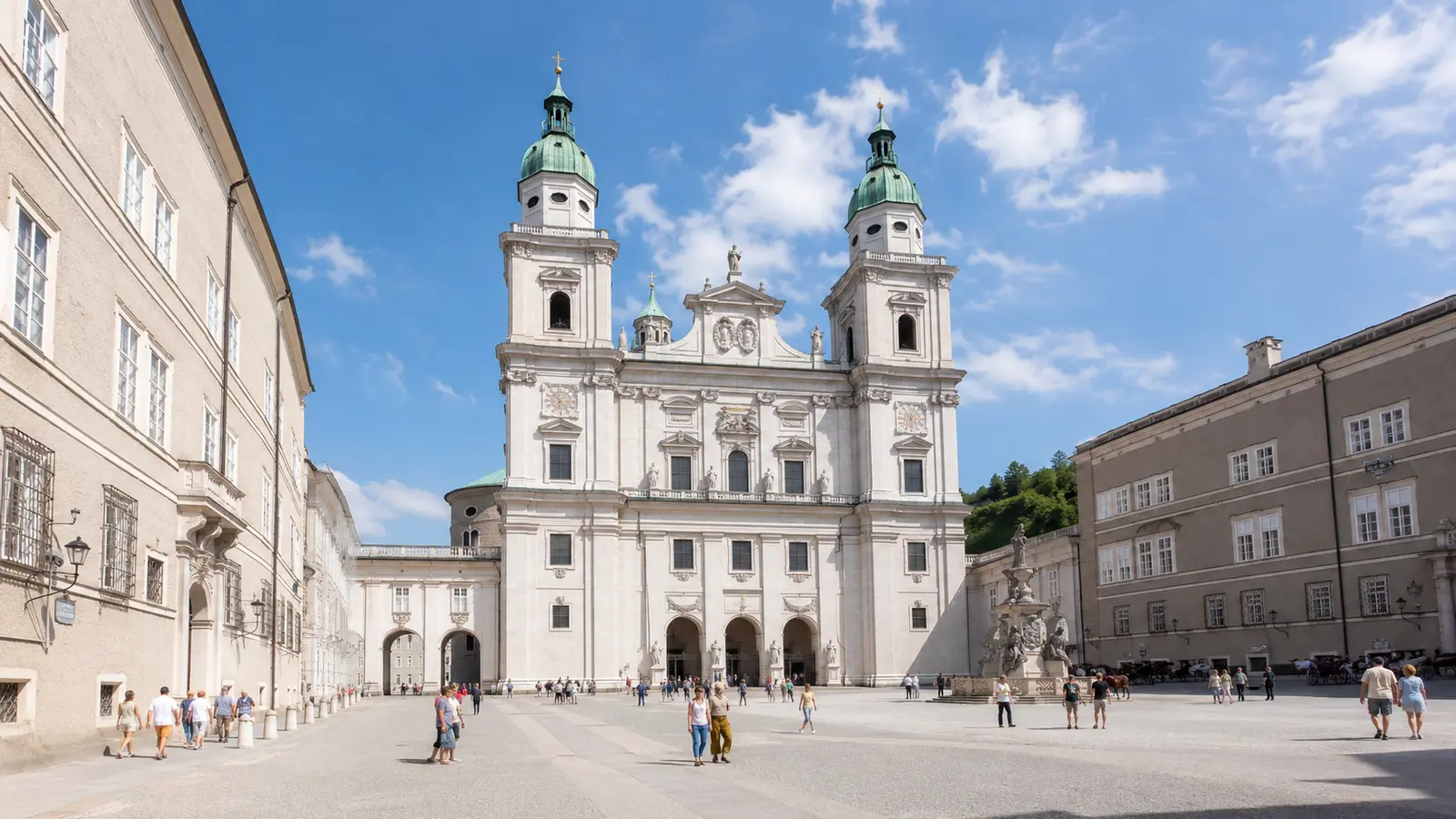 มหาวิหาร Salzburg Cathedral และจัตุรัส Residenzplatz ในเมืองเก่าซาลซ์บูร์ก