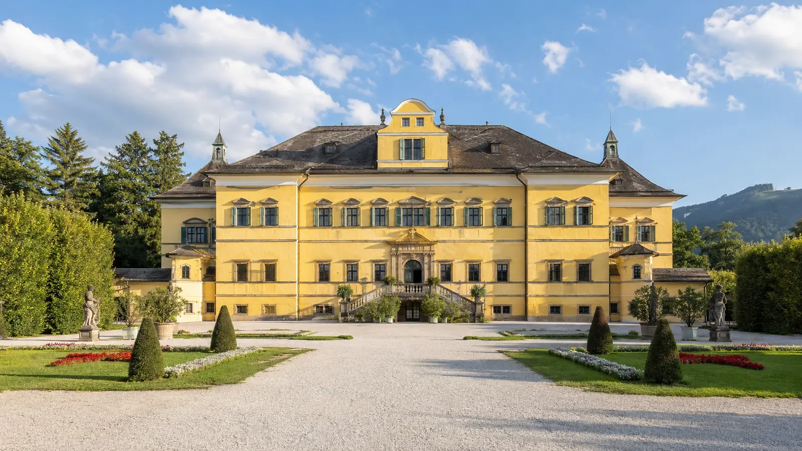 พระราชวัง Hellbrunn สีเหลืองและสวนแบบบาโรกในซาลซ์บูร์ก