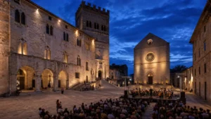 บรรยากาศการแสดงยามค่ำใน Piazza del Popolo เมืองโตดี ท่ามกลางอาคารยุคกลาง