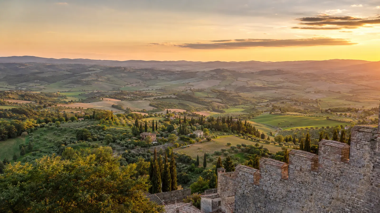 ทิวทัศน์เนินเขาอุมเบรีย สวนมะกอก และบ้านหินจากจุดชมวิว Parco della Rocca เมืองโตดี