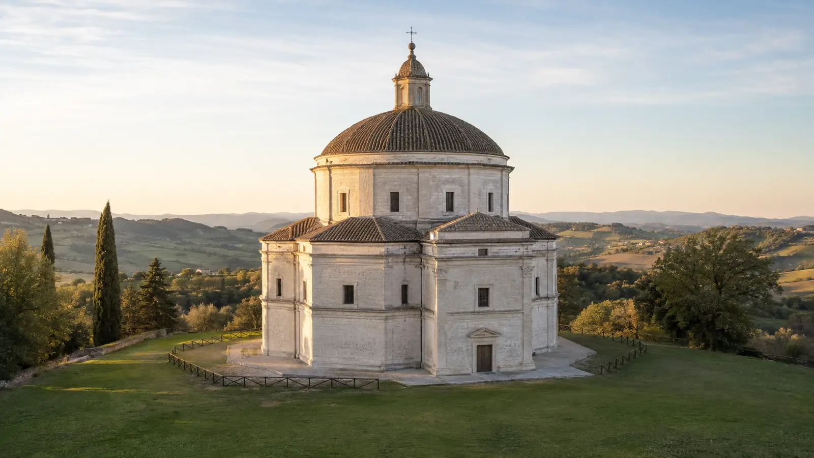 วิหารเรอเนซองส์ Santa Maria della Consolazione ตั้งอยู่ท่ามกลางเนินเขาอุมเบรียนอกกำแพงเมืองโตดี