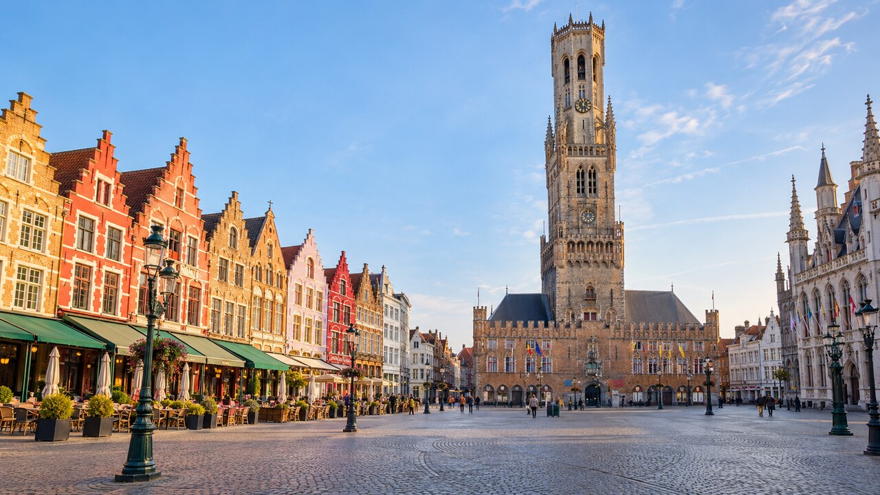 จัตุรัส Markt และหอระฆัง Belfry เมืองบรูจส์ ภาพสร้างด้วย AI