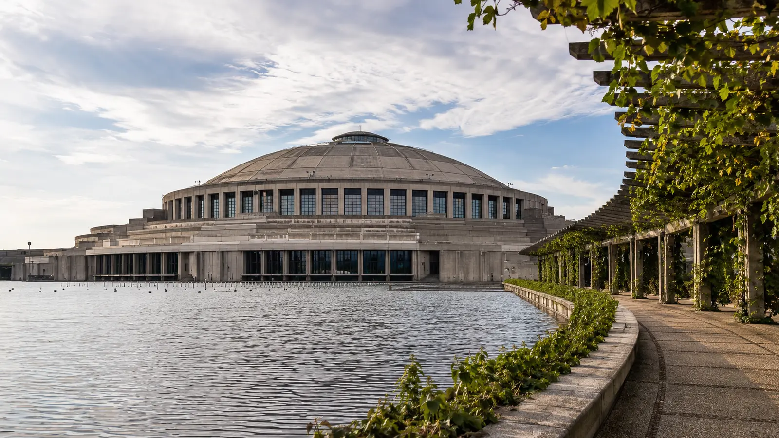 Centennial Hall อาคารมรดกโลกยูเนสโกมองจาก Pergola และสระน้ำในวรอตสวัฟ