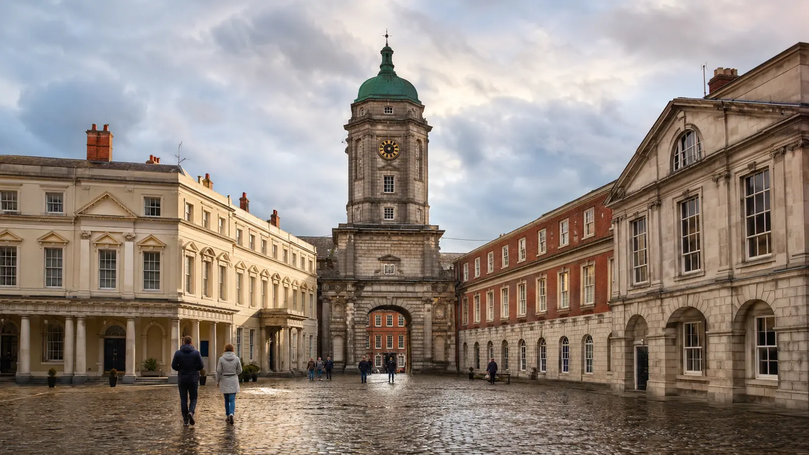 ลาน Upper Castle Yard และ Bedford Tower ภายใน Dublin Castle