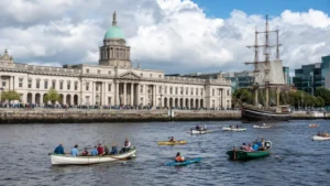 ขบวนเรือและกิจกรรม Dublin Liffey Festival บนแม่น้ำลิฟฟีย์หน้า Custom House