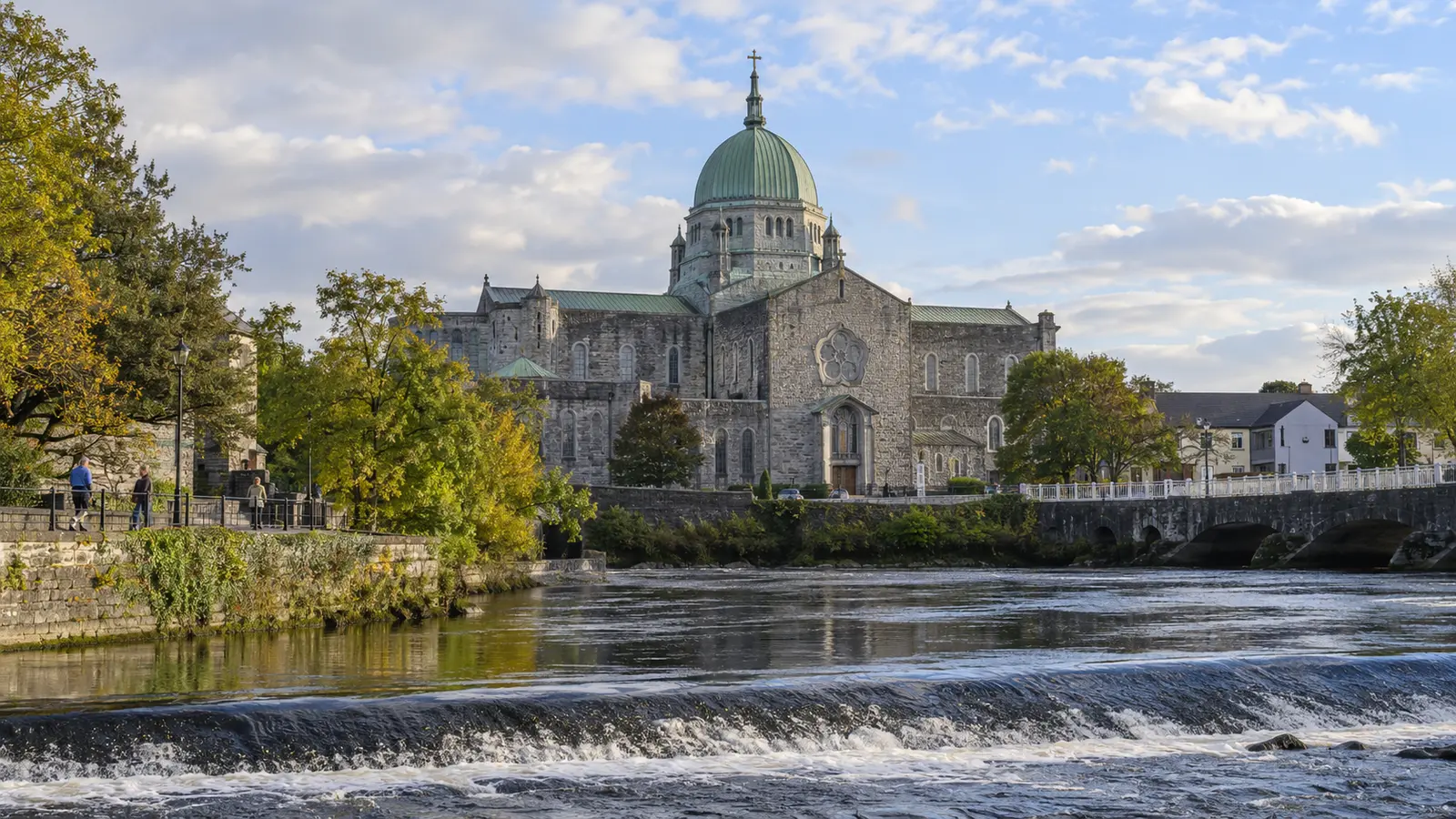 มหาวิหาร Galway Cathedral ริมแม่น้ำ Corrib ในเมืองกัลเวย์