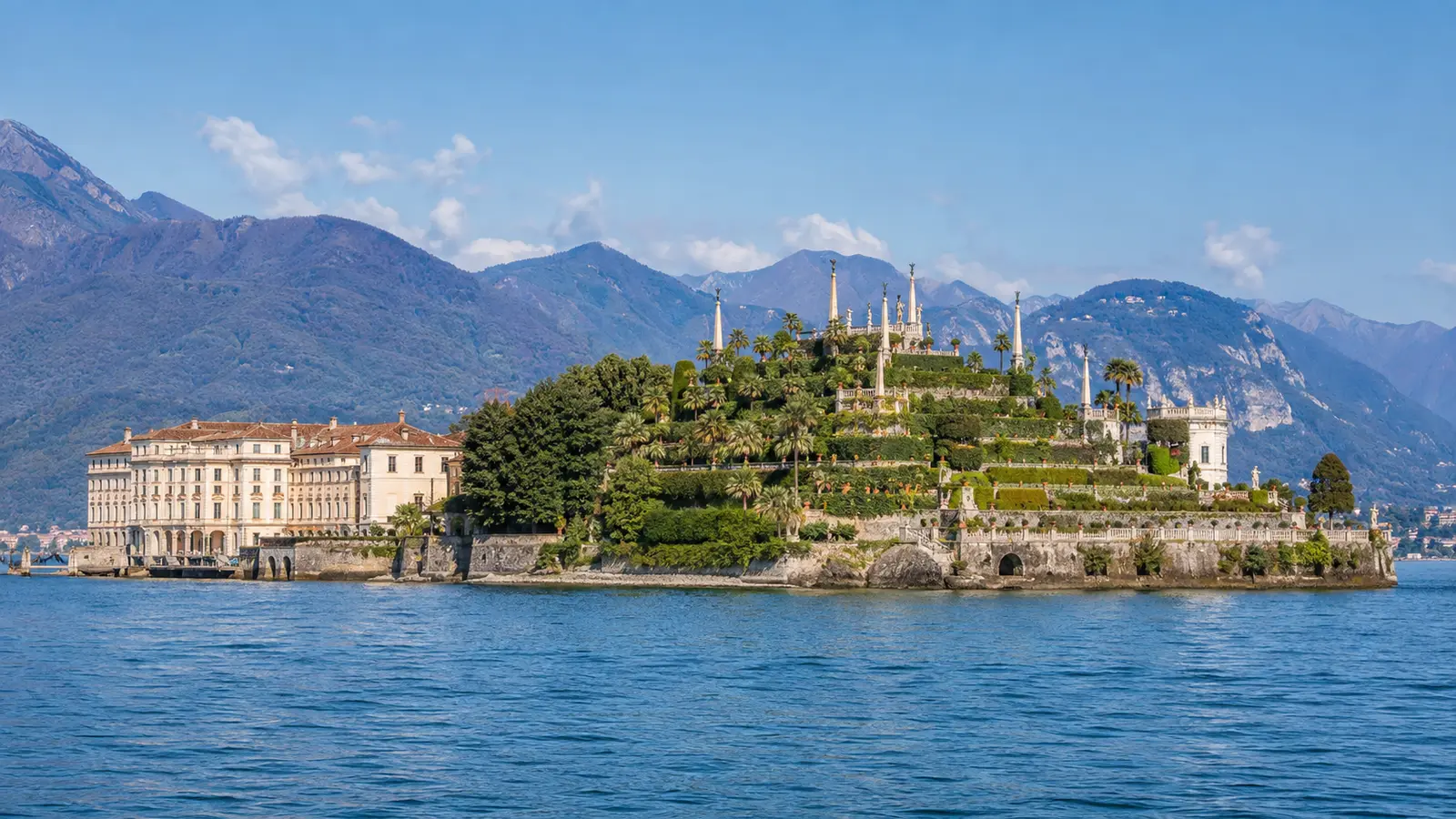 พระราชวังและสวนขั้นบันไดบนเกาะ Isola Bella ในทะเลสาบมัจจอเร
