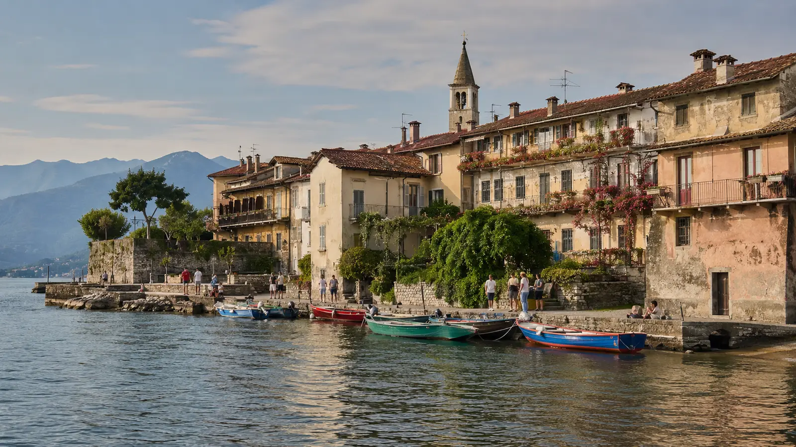หมู่บ้านหินและเรือเล็กบน Isola dei Pescatori ใกล้เมืองสเตรซา