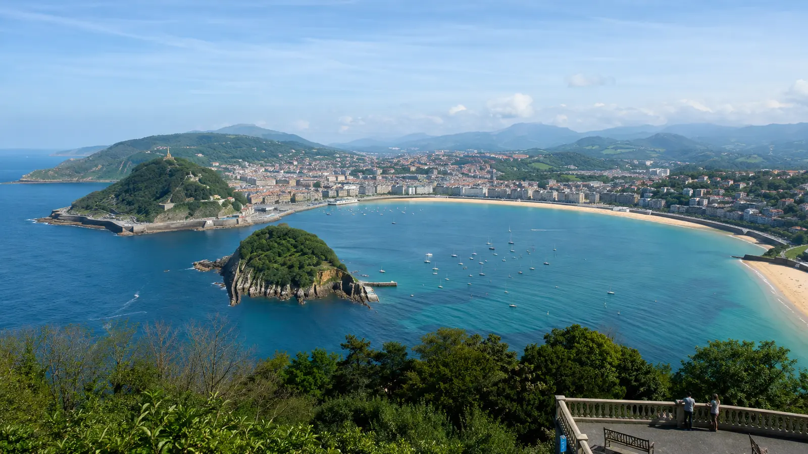 ทิวทัศน์อ่าว La Concha เกาะ Santa Clara และเมืองซานเซบาสเตียนจากเนิน Monte Igueldo