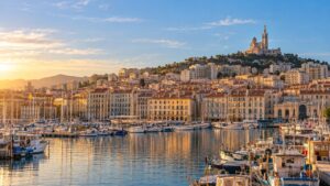 มาร์กเซย วิวท่าเรือเก่า Vieux-Port และมหาวิหาร Notre-Dame de la Garde