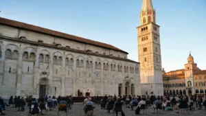ผู้ชมนั่งฟังเสวนา Festivalfilosofia หน้า Duomo และหอ Ghirlandina ใน Piazza Grande เมืองโมเดนา