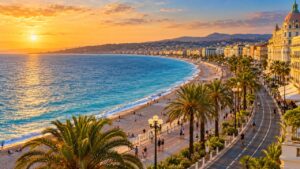 วิวอ่าว Baie des Anges และถนน Promenade des Anglais เมืองนีซ ประเทศฝรั่งเศส