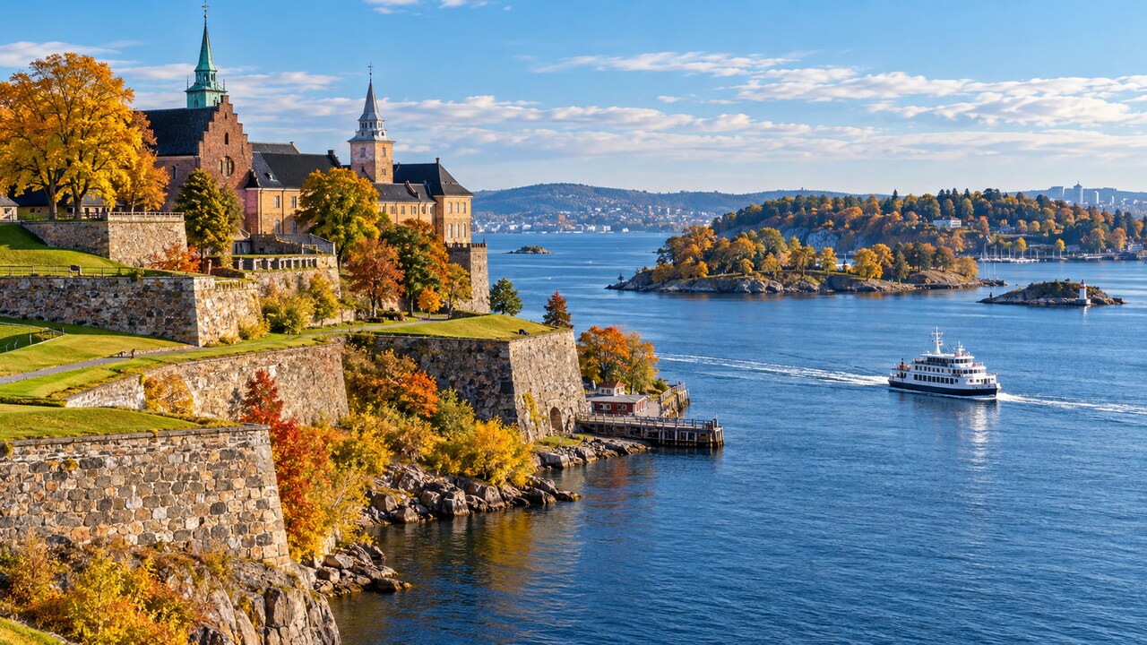 ภาพ AI จำลองป้อม Akershus และเรือโดยสารบน Oslofjord ในฤดูใบไม้ร่วง