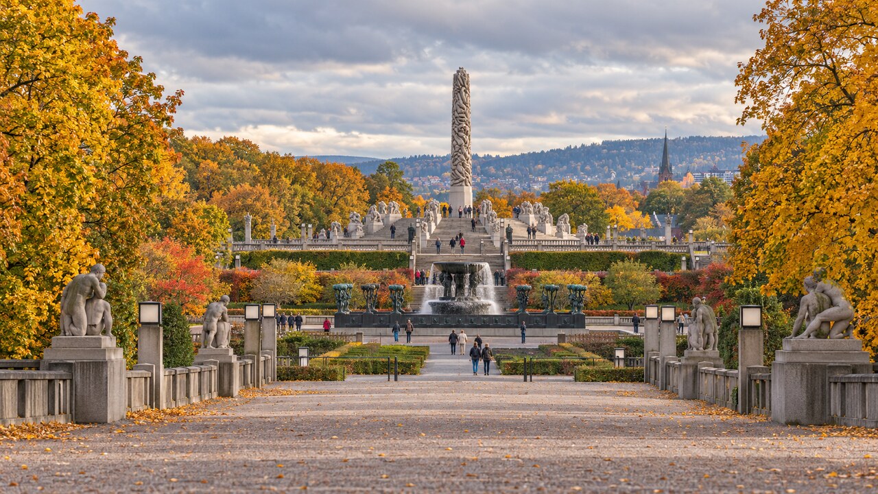 ภาพ AI จำลอง Vigeland Sculpture Park ในออสโลช่วงฤดูใบไม้ร่วง
