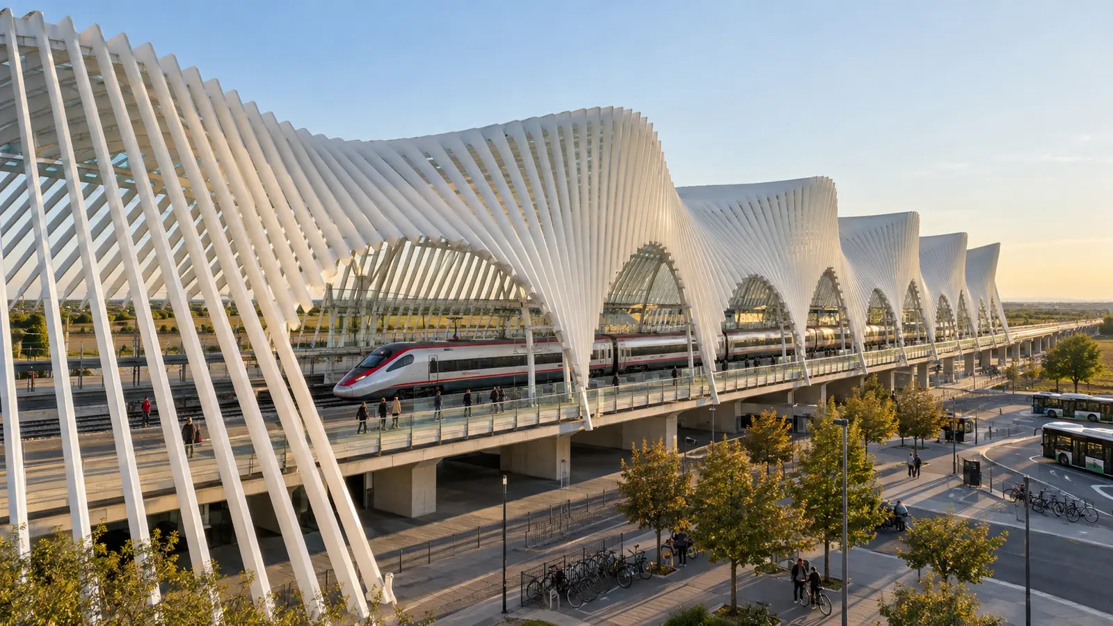 สถานีรถไฟความเร็วสูง Reggio Emilia AV Mediopadana โครงสร้างคลื่นสีขาวออกแบบโดย Santiago Calatrava
