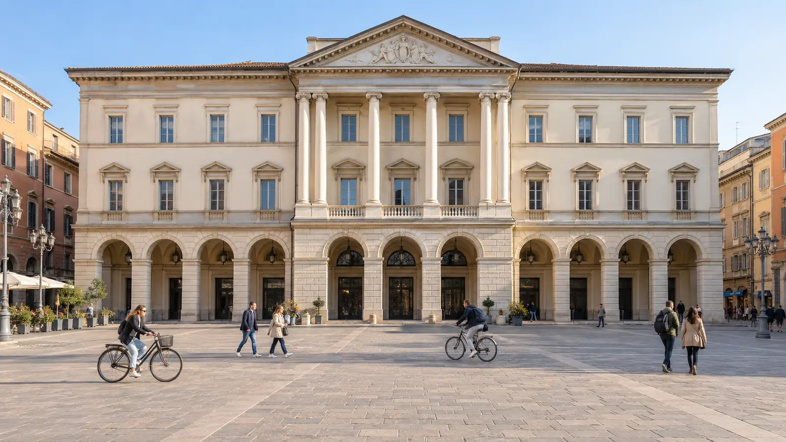 อาคารนีโอคลาสสิก Teatro Municipale Romolo Valli และลานคนเดินในเรจโจเอมิเลีย