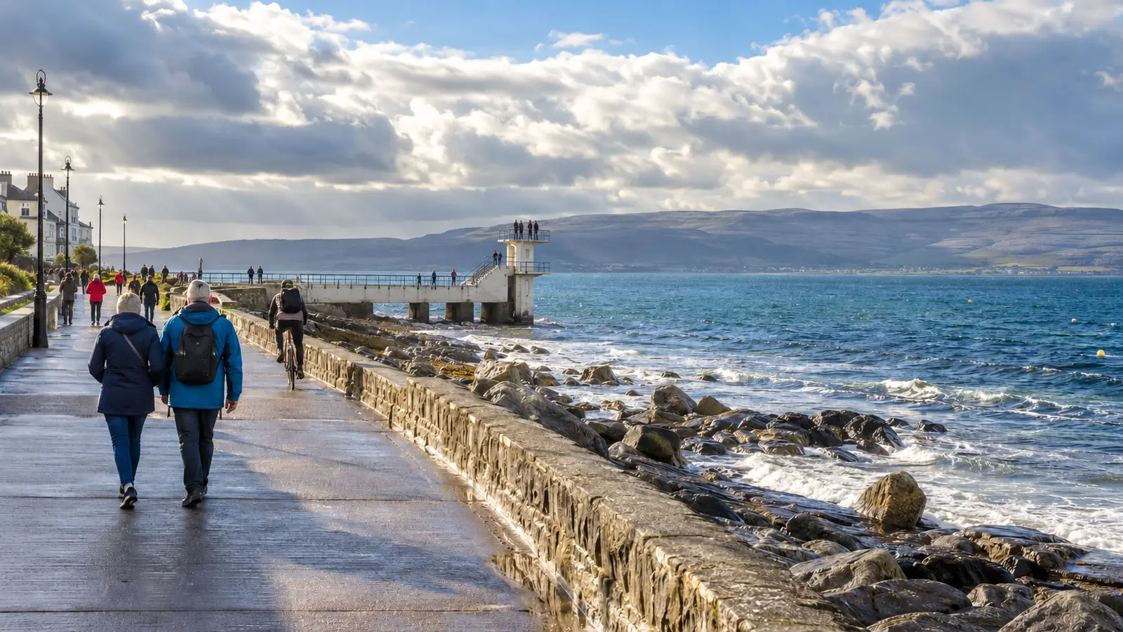 ทางเดิน Salthill Promenade และจุดกระโดดน้ำ Blackrock ริมอ่าวกัลเวย์