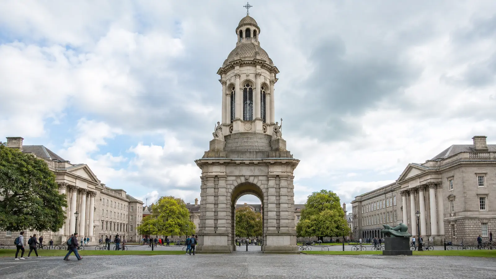 ลาน Front Square และหอ Campanile ภายใน Trinity College Dublin