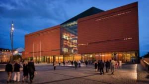 ผู้ชมเดินเข้าสู่ National Forum of Music ในวรอตสวัฟช่วงค่ำสำหรับเทศกาล Wratislavia Cantans