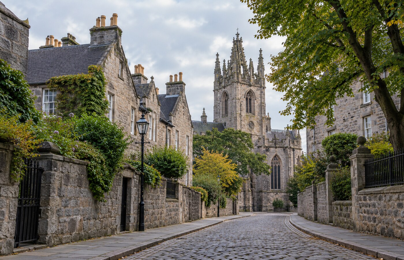 ภาพ AI ถนนหินและอาคารมหาวิทยาลัยใน Old Aberdeen