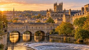 Bath Abbey และ Pulteney Bridge เมืองบาธในฤดูใบไม้ร่วง